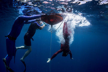 Obraz na płótnie Canvas Free diver starts descending to the depth. Free immersion