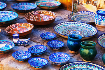 Plates and pots on a street market in the city of Bukhara, Uzbekistan - obrazy, fototapety, plakaty