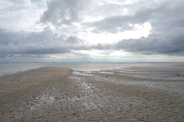 Wolkenspiel über dem Wattenmeer