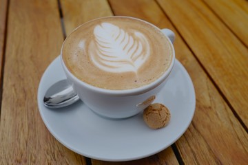 Tasse Cappuccino auf einem Holztisch