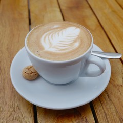 Tasse Cappuccino auf einem Holztisch