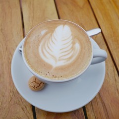 Tasse Cappuccino auf einem Holztisch