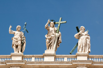 Obraz premium Apostelstatuen auf dem Dach des Petersdoms