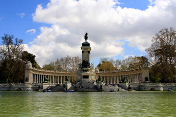 Fototapeta na wymiar El Retiro Park from the pond in Madrid, Spain