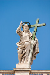 Petrusstatue auf dem Dach des Petersdoms