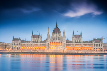 Fototapeta na wymiar sunrise at budapest parliament, hungary