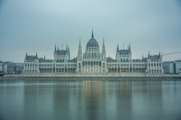 Obraz premium sunrise at budapest parliament, hungary
