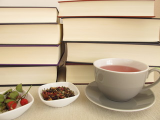 Dicke Bücher und eine Tasse Tee in der Freizeit