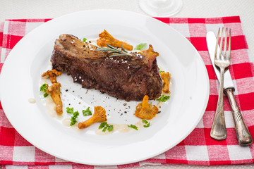 Grilled rump steak with chanterelle mushrooms