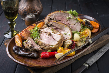 Lammbraten mit Früchten und Gemüse