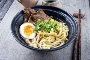 Ramen Wagyu Suppe in Schale