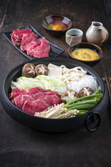 Sukiyaki in traditionellen japanischen Gußtopf