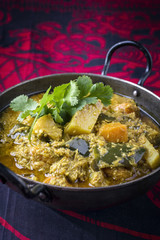 Kartoffel Curry in Schale