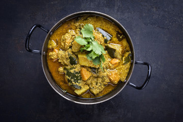 Kartoffel Curry in Schale