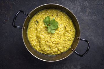 Indische Dal Suppe in Schale