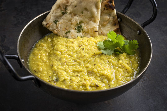 Indische Dal Suppe mit Naan Brot