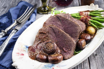 Hirschbraten in Borgunder Sauce mit Gemüse