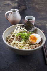 Ramen Suppe mit Hackfleisch in Schale