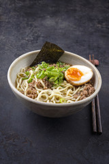 Ramen Hackfleisch Suppe in Schale