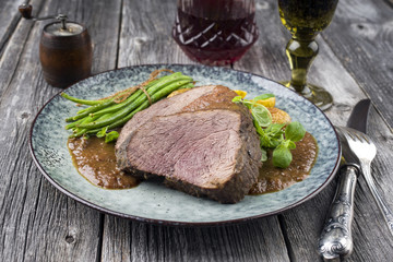 Hirschbraten mit Gemüse und Burgundersauce