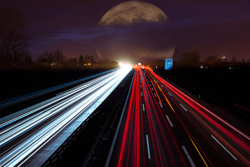 Fototapeta na wymiar mystische Autobahn mit Supermond