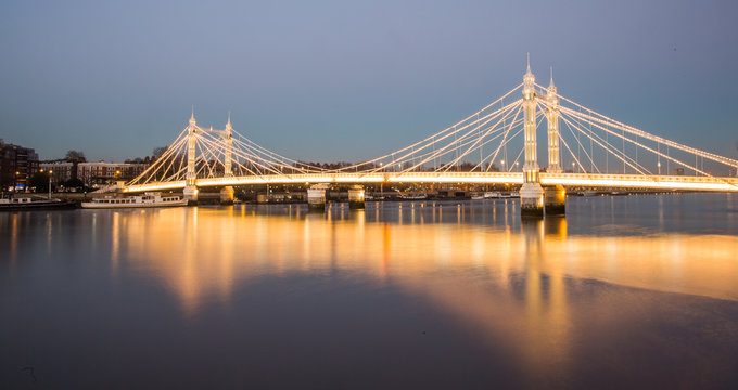 Fototapeta Illuminated Albert bridge in west London at night