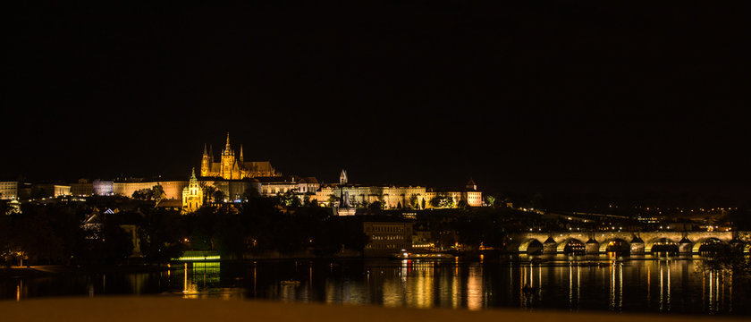 Karlsbrücke mit Prager Burg bei Nacht
