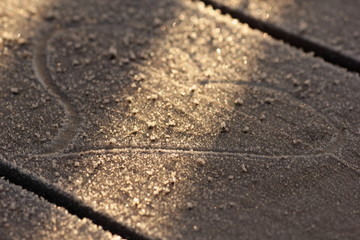 Herz auf gefrorene Holzplanke gemalt- Morgensonne- selektive Schärfe 