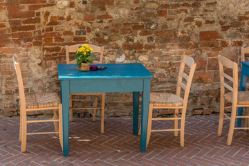 tafel en twee stoelen in restaurant buiten