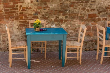 Foto auf Acrylglas tafel en twee stoelen in restaurant buiten © kokandkok