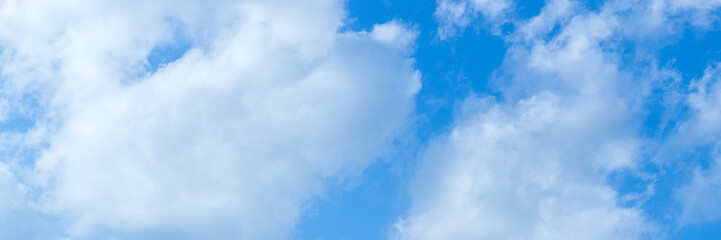 Blauer Himmel mit Wolken