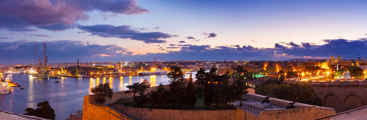 Fototapeta na wymiar Malta Valletta Grand Harbor Docks - Panorama -Paola Floriana - View from Barrakka Gardens,Valletta am Abend, abendstimmung, sunrise, sundown, wide angle, romantic skyline, seascape, mittelmeer