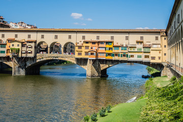 Obraz premium Bridge Ponte Vecchio (1345) on Arno River in Florence, Italy.
