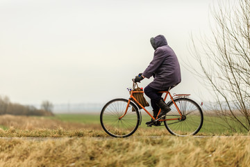 Деревенский житель на велосипеде