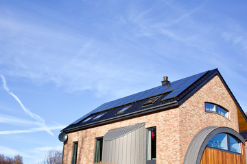 Photovoltaikanlage auf dem Dach eines modernen Wohnhauses zur alternativen Energiegewinnung von Ökostrom und Eigennutzung in einem Smart Home mit intelligenten Haushaltsgeräten