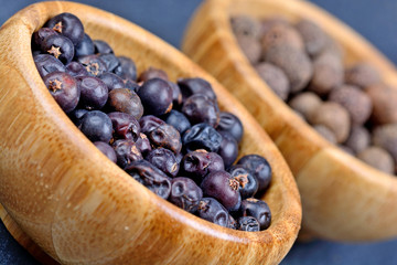 Juniper and allspice in a bowls