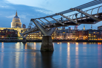 Fototapeta premium LONDON, ENGLAND - JUNE 17 2016: Night photo of Millennium Bridge and St. Paul Cathedral, London, Great Britain