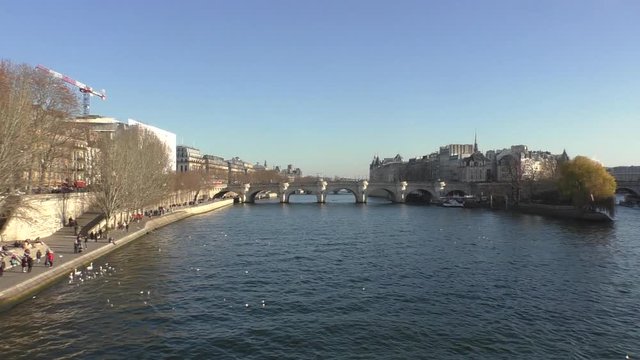 Quai de Seine et Pont Neuf à Paris