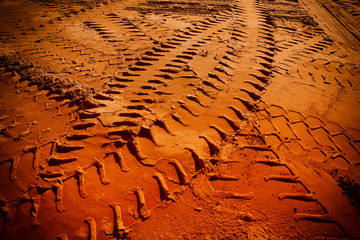 Tire tracks on the sand - obrazy, fototapety, plakaty