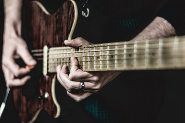 M&uacute;sico tocando en concierto de rock