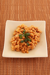 小皿に入れた納豆