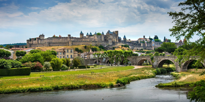 Vue panoramique du ch&acirc;teau et village m&eacute;di&eacute;val de Carcasonne