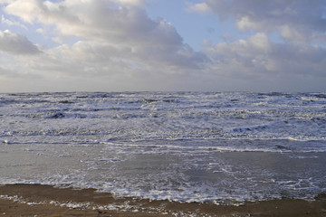 Wilde zee bij strand Wijk aan Zee