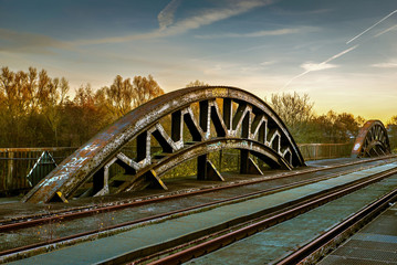 Obraz premium Alte Eisenbahnbrücke im Herbst