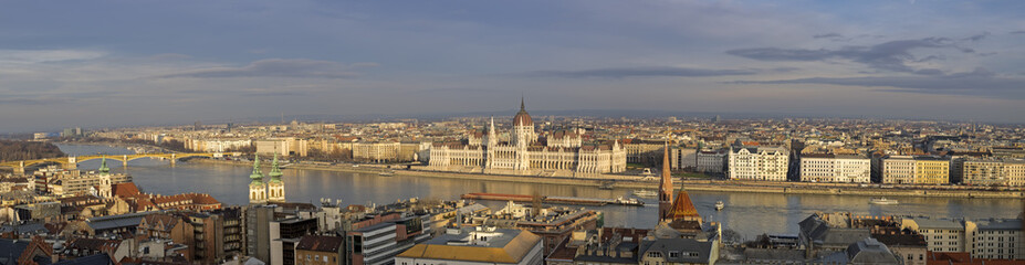 Fototapeta na wymiar Very large Panoramic overview of Budapest Parliament on Danube r