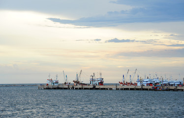 Obraz premium Fishing boats in the port and beauiful sky