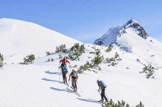 Tourengeher auf dem Weg zum Gipfel