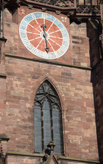 Fototapeta na wymiar Uhr am Freiburger Münster