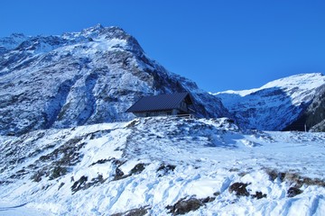 Obraz premium Hut in the mountains in winter, at the head of the Gastein valley, Austria, Europe. In the region Nassfeld, Sportgastein, 1500 m above sea level.