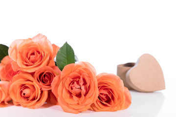 still life mit rosen und geschenkschachtel